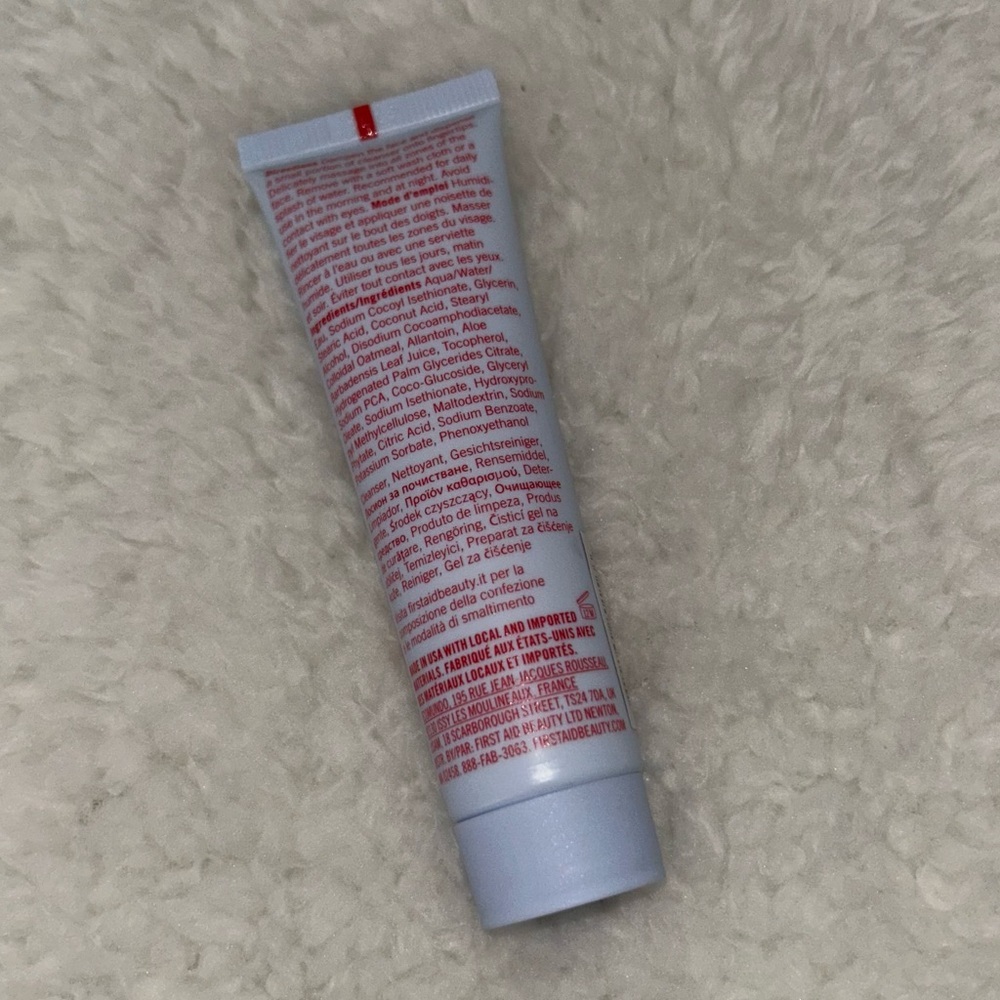 First Aid Beauty Ultra Gentle Cream To Foam Face Cleanser Mini NEW - Picture 2 of 2
